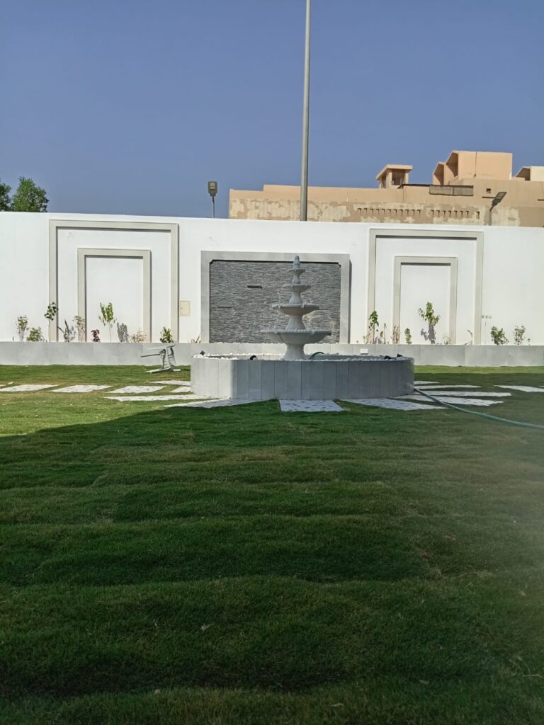 العناية بالعشب الطبيعي بالرياض