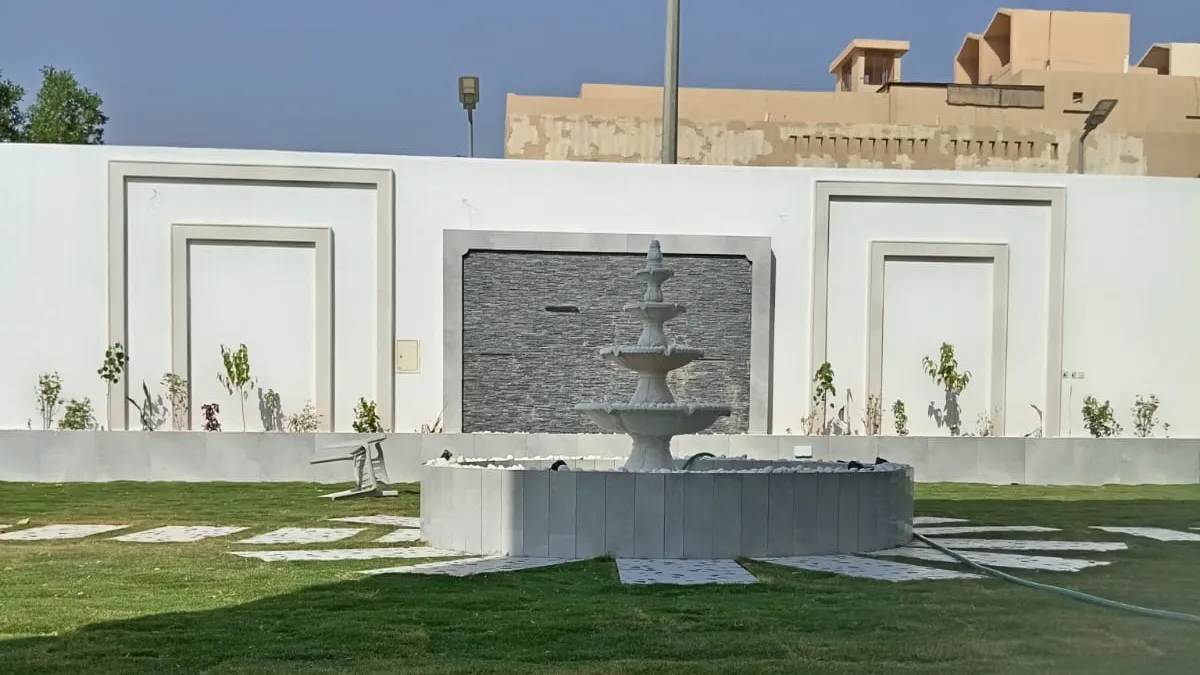 مسطح ثيل طبيعي ونافورة حجرية — تنسيق حدائق الاستراحات في الرياض